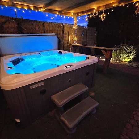 De Corner Van Zeeland Met Jacuzzi シント・アナラント エクステリア 写真