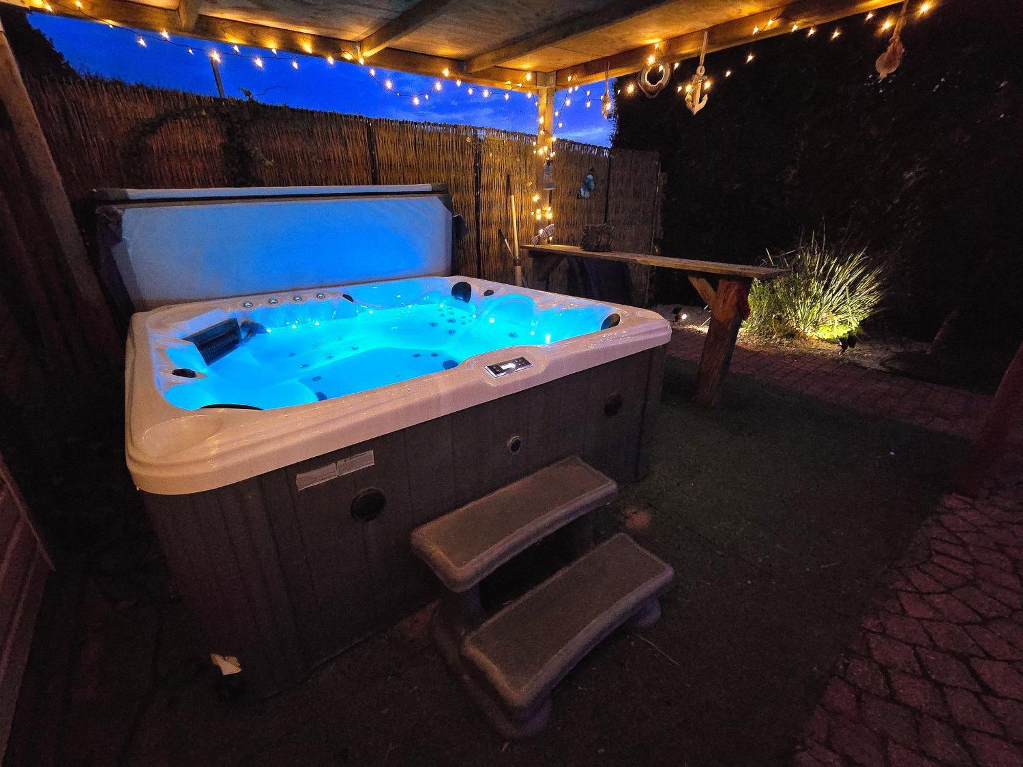 De Corner Van Zeeland Met Jacuzzi シント・アナラント エクステリア 写真